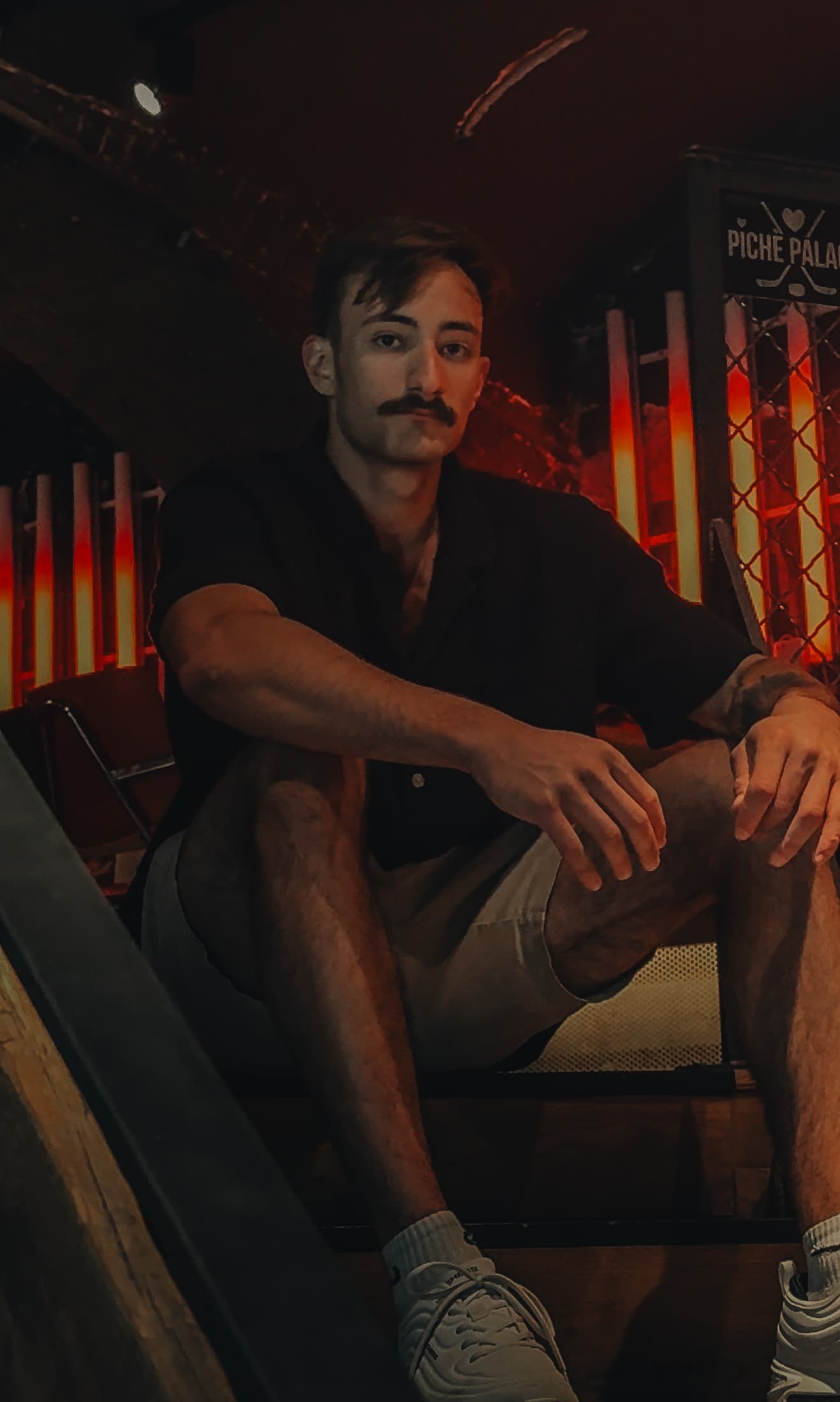 Egor, sitzend, Blick in die Kamera